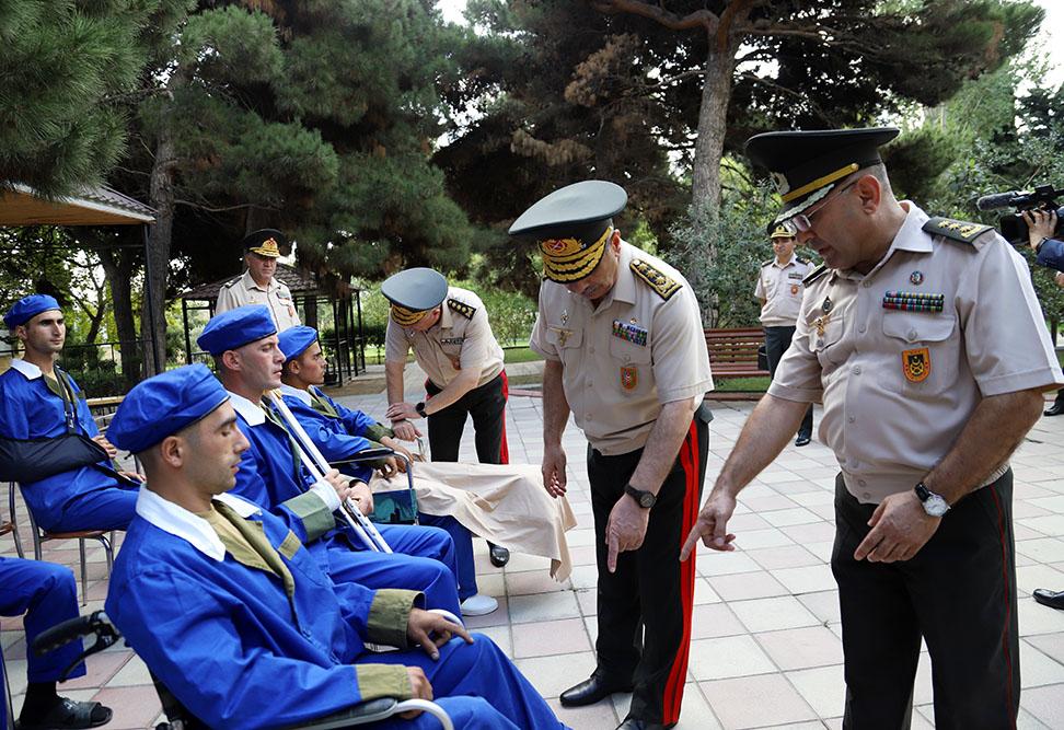 Müdafiə naziri hərbi hospitalda müalicə alan yaralılarla görüşüb 4 0eb7f6ab cbe8 3503 83c0 ed620053ee7a