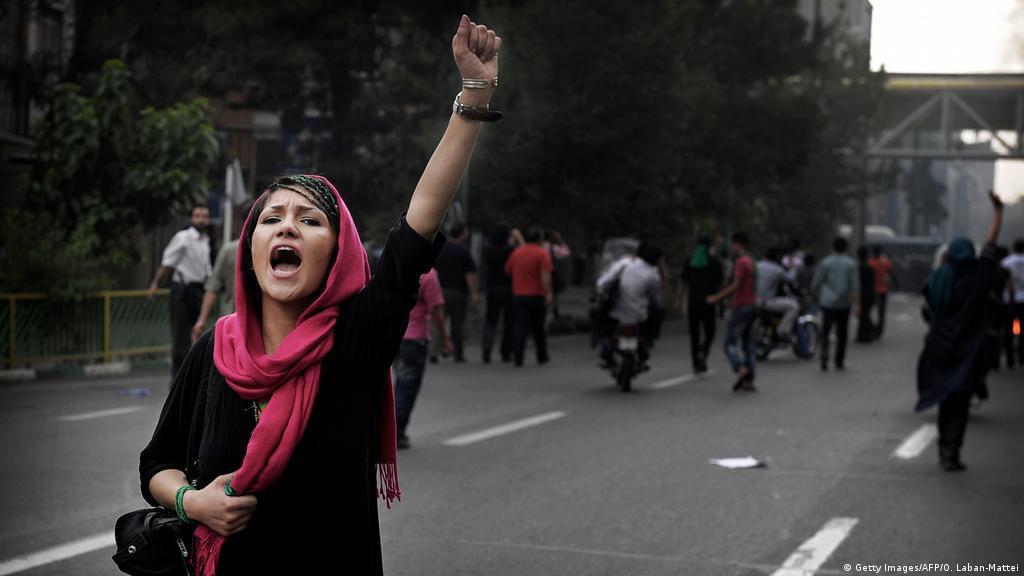 İran qaynayır, Rusiya boşalır – iki qonşu ölkədəki böhran Azərbaycana nə vəd edir? TƏHLİL