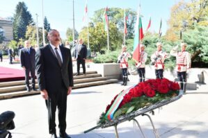 Prezident Sofiyada naməlum əsgərin məzarını ziyarət etdi - FOTOLAR