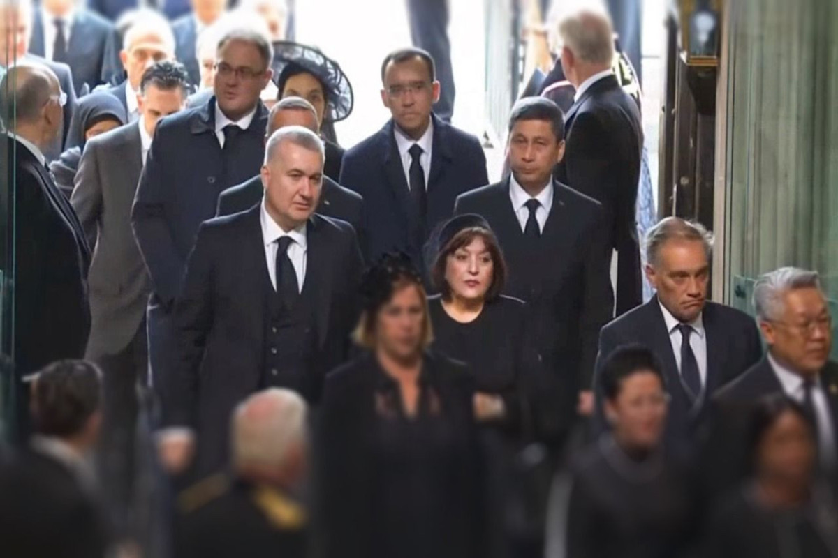 Sahibə Qafarova Kraliçanın vida mərasimində iştirak etdi - FOTO