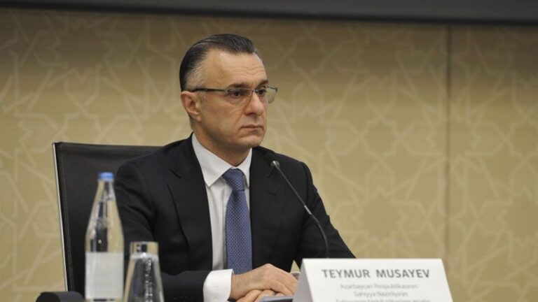 Nazir direktoru işdən çıxardı