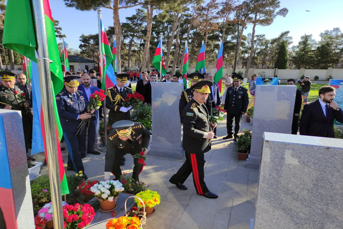 Zakir Həsənov Şəhidlər Xiyabanını ziyarət etdi - FOTOLAR