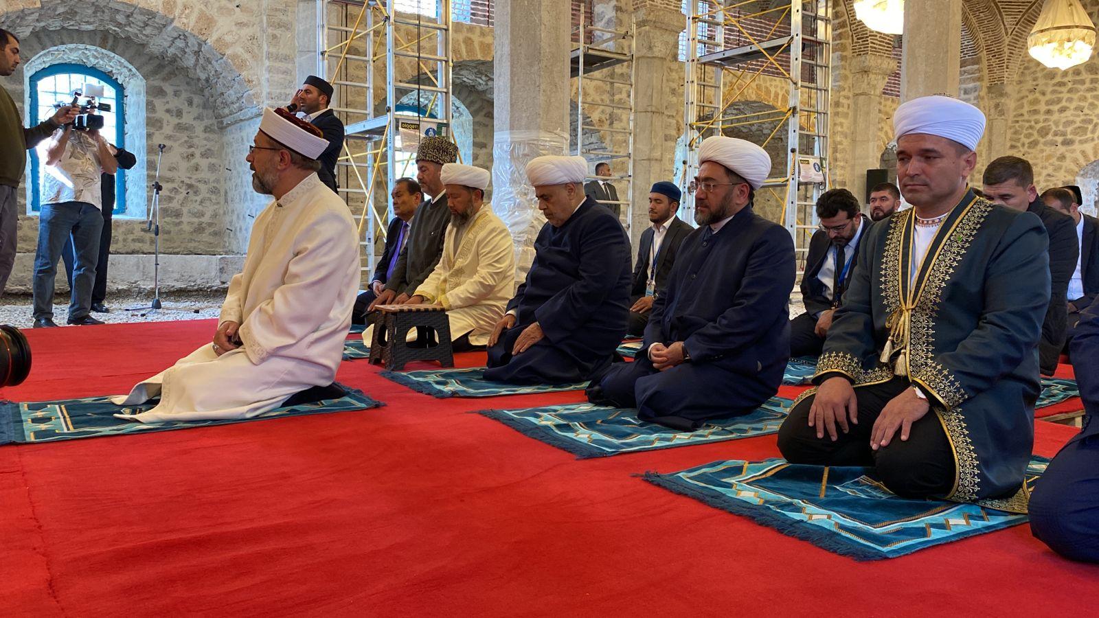 Dini liderlər Şuşadakı Yuxarı Gövhər Ağa məscidində birgə namaz qıldılar - FOTO