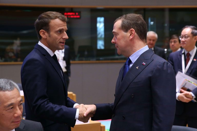 Medvedev Makrona Fransanın axıtdığı qanları xatırladıb, onun ünvanına "ayıb olsun" deyib