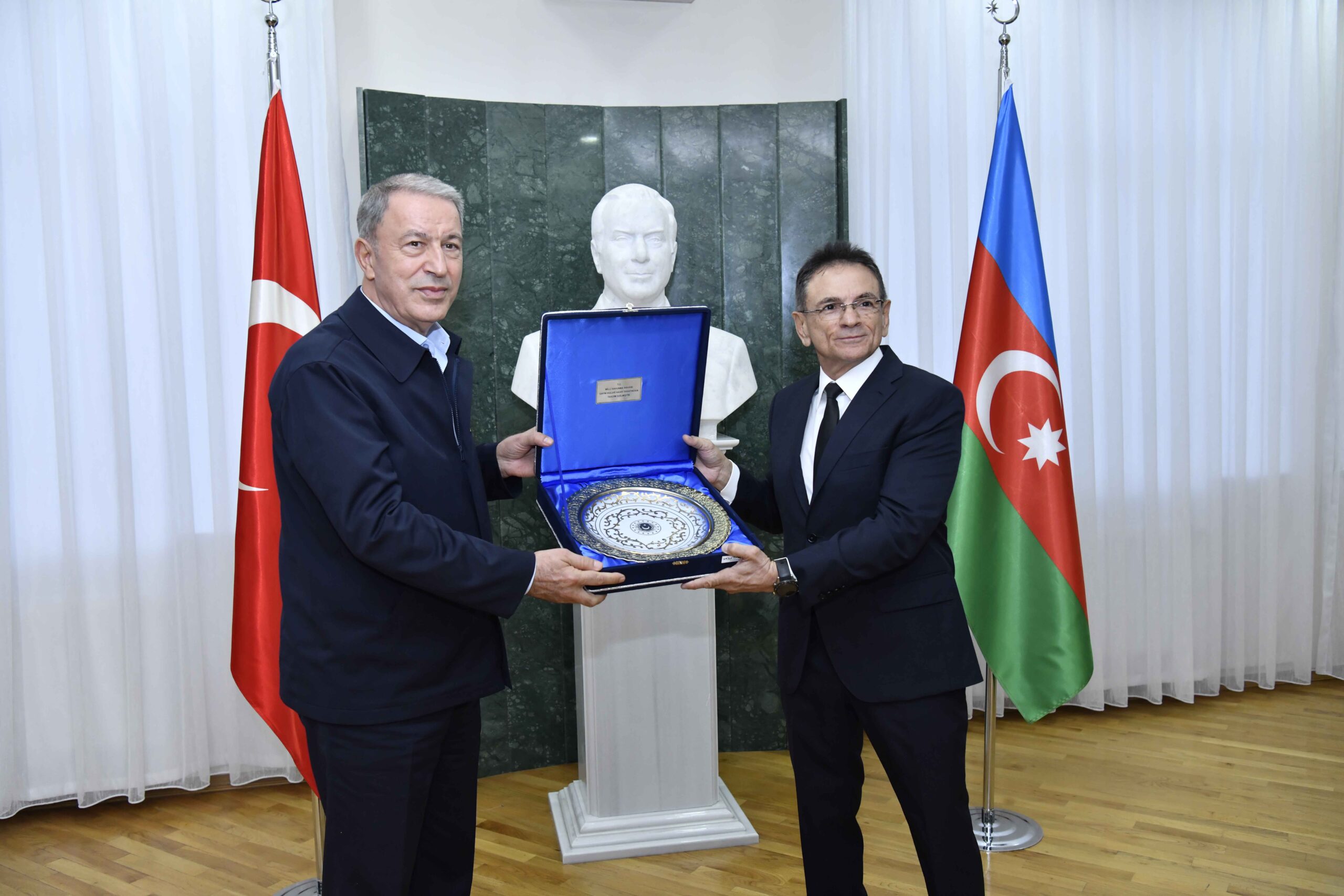 Mədət Quliyev Hulusi Akarı medalla təltif edib - FOTO