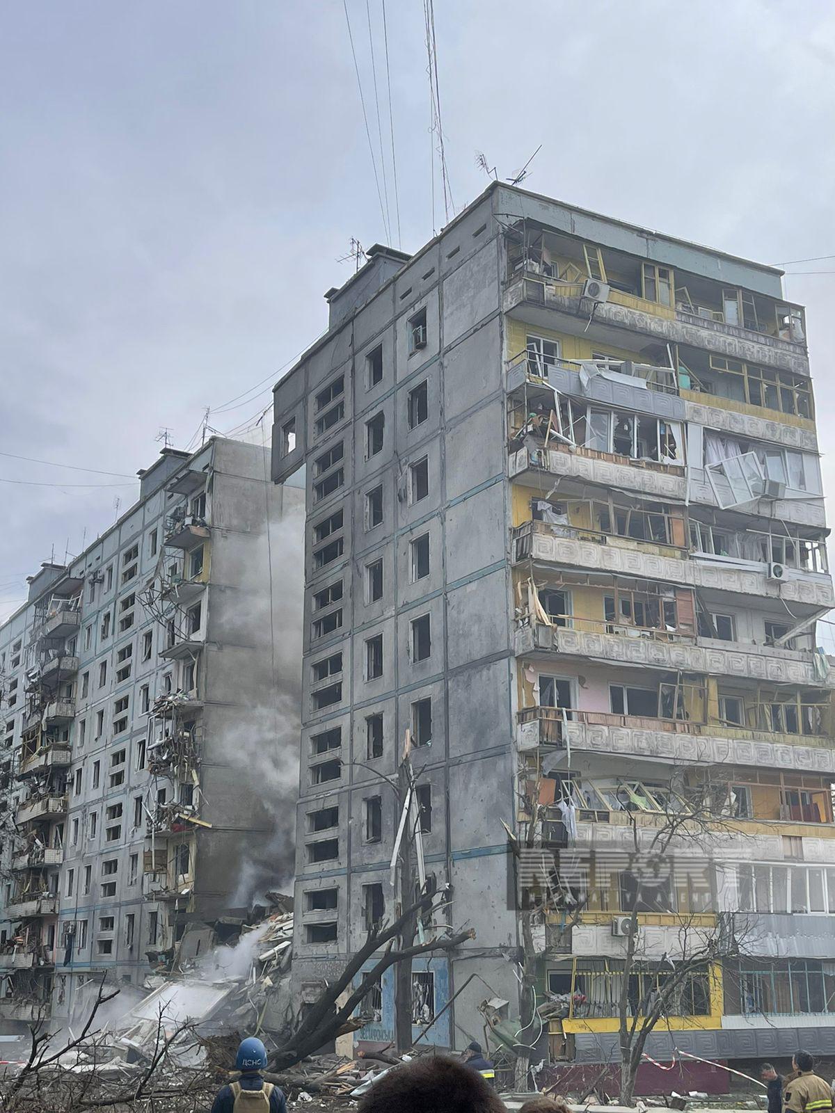 Bu gecə dağıdılan Zaporojyenin mərkəzindən FOTOREPORTAJ