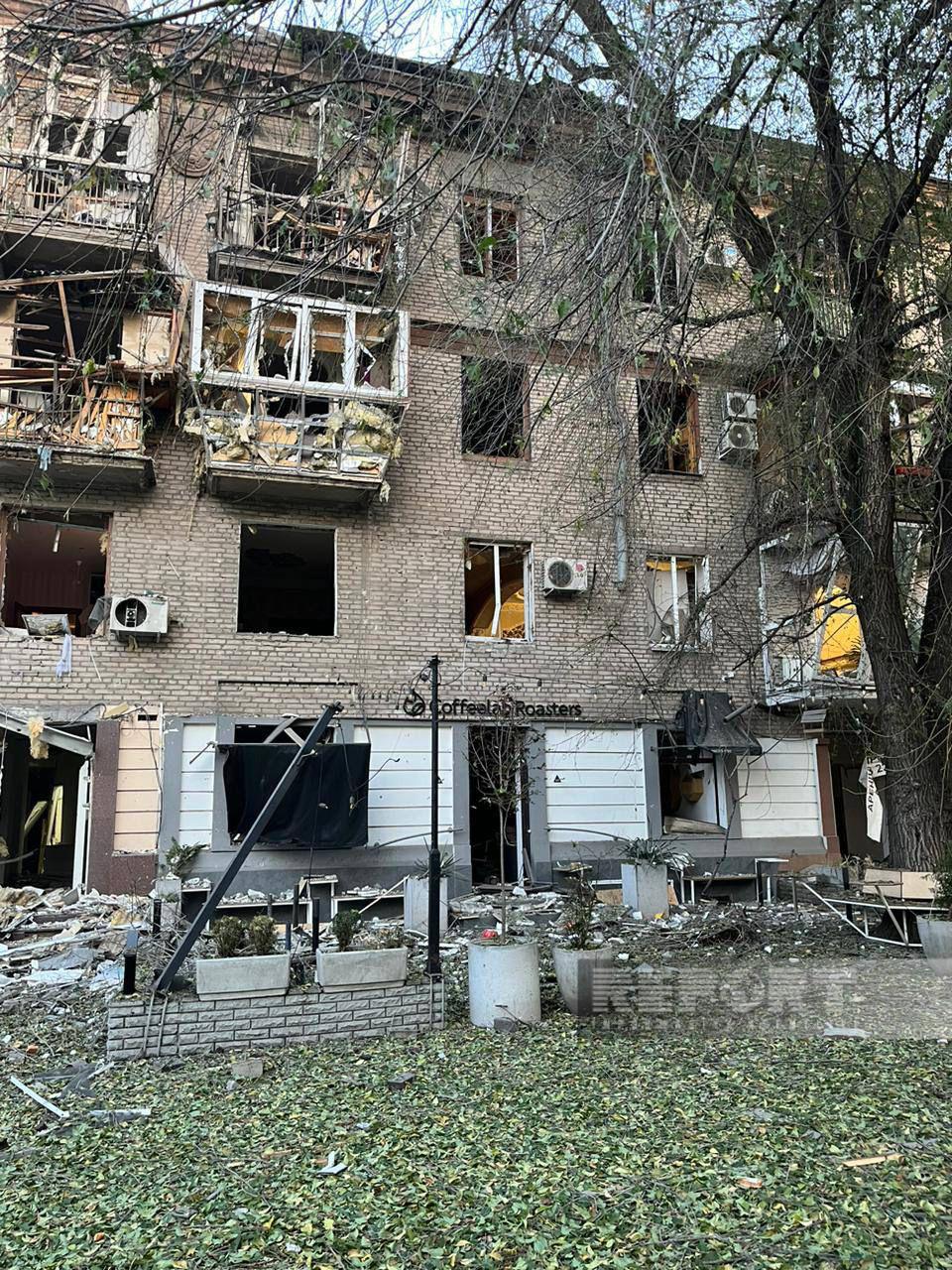 Bu gecə dağıdılan Zaporojyenin mərkəzindən FOTOREPORTAJ