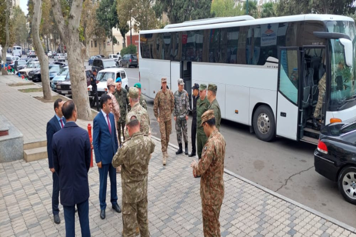 Azərbaycandakı hərbi attaşelər Gəncədə raket düşən ərazidə oldular - FOTO