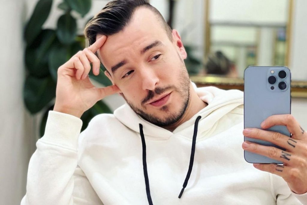 Təyyarəyə görə Bakıdakı konsertinin vaxtı dəyişdi