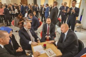 Prezidentlərin görüşündəki kitab diqqət çəkdi - FOTOLAR