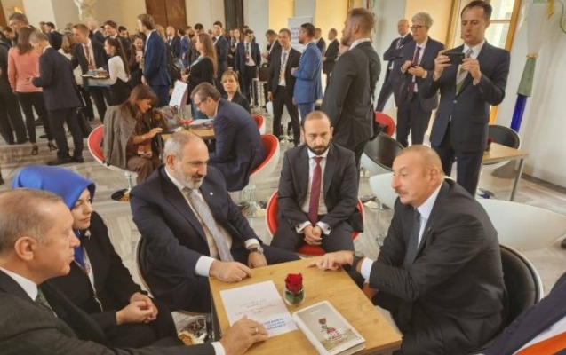 Prezidentlərin görüşündəki kitab diqqət çəkdi - FOTOLAR