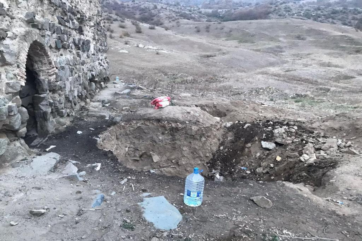 Qızıl tapmaq məqsədilə tarixi abidəni sökmək istədilər - FOTOLAR