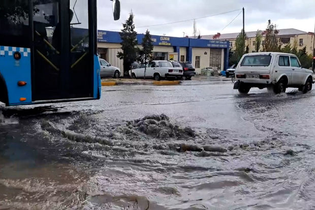 Sumqayıtda kanalizasiya tutuldu, yolu su basdı - VİDEO 1 su kanal 11