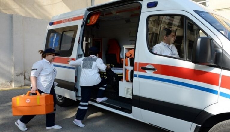 Bakıda binanın eyvanı uçdu: qadın xəsarət aldı