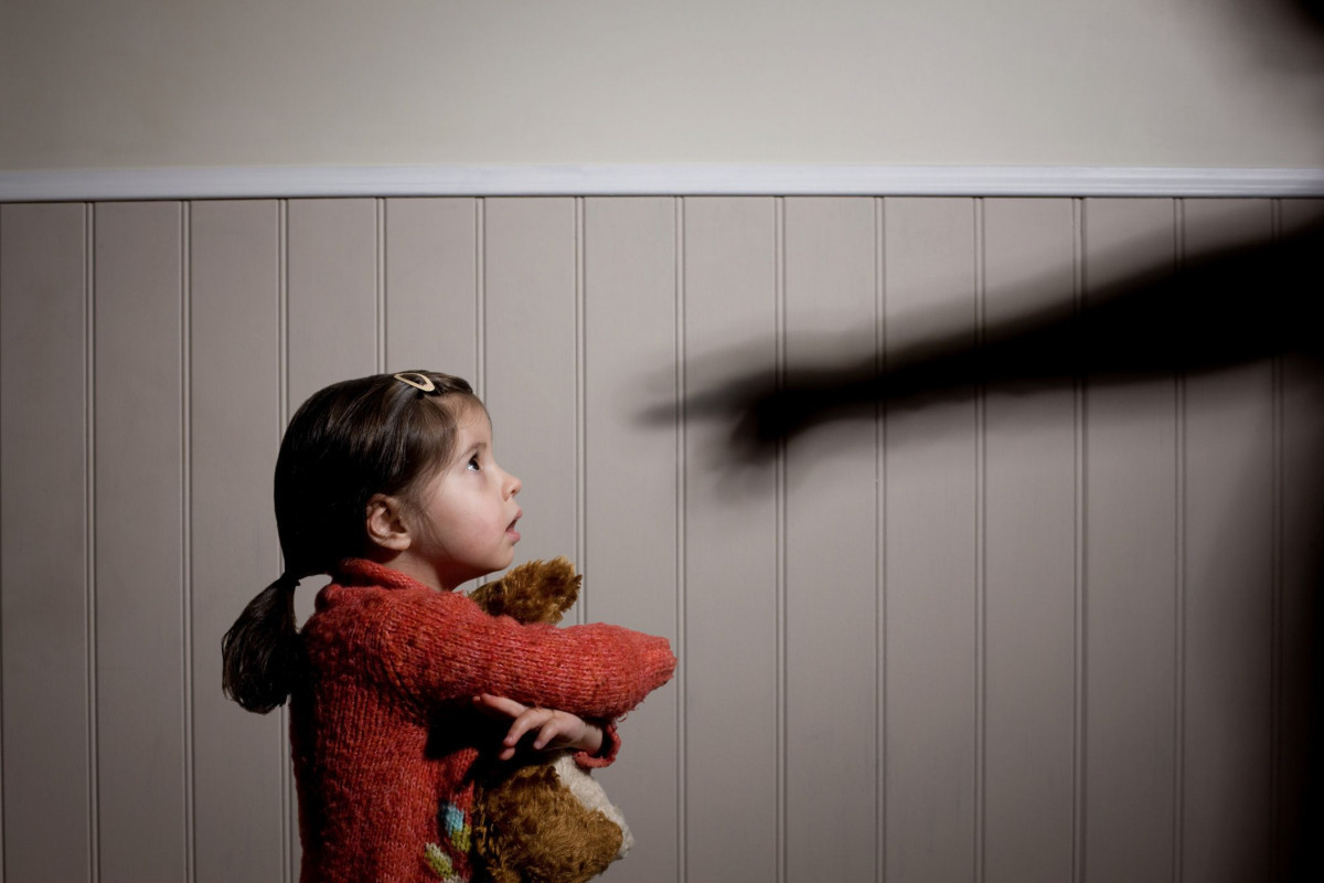 Uşağa şiddət göstərən anası imiş... - VİDEO