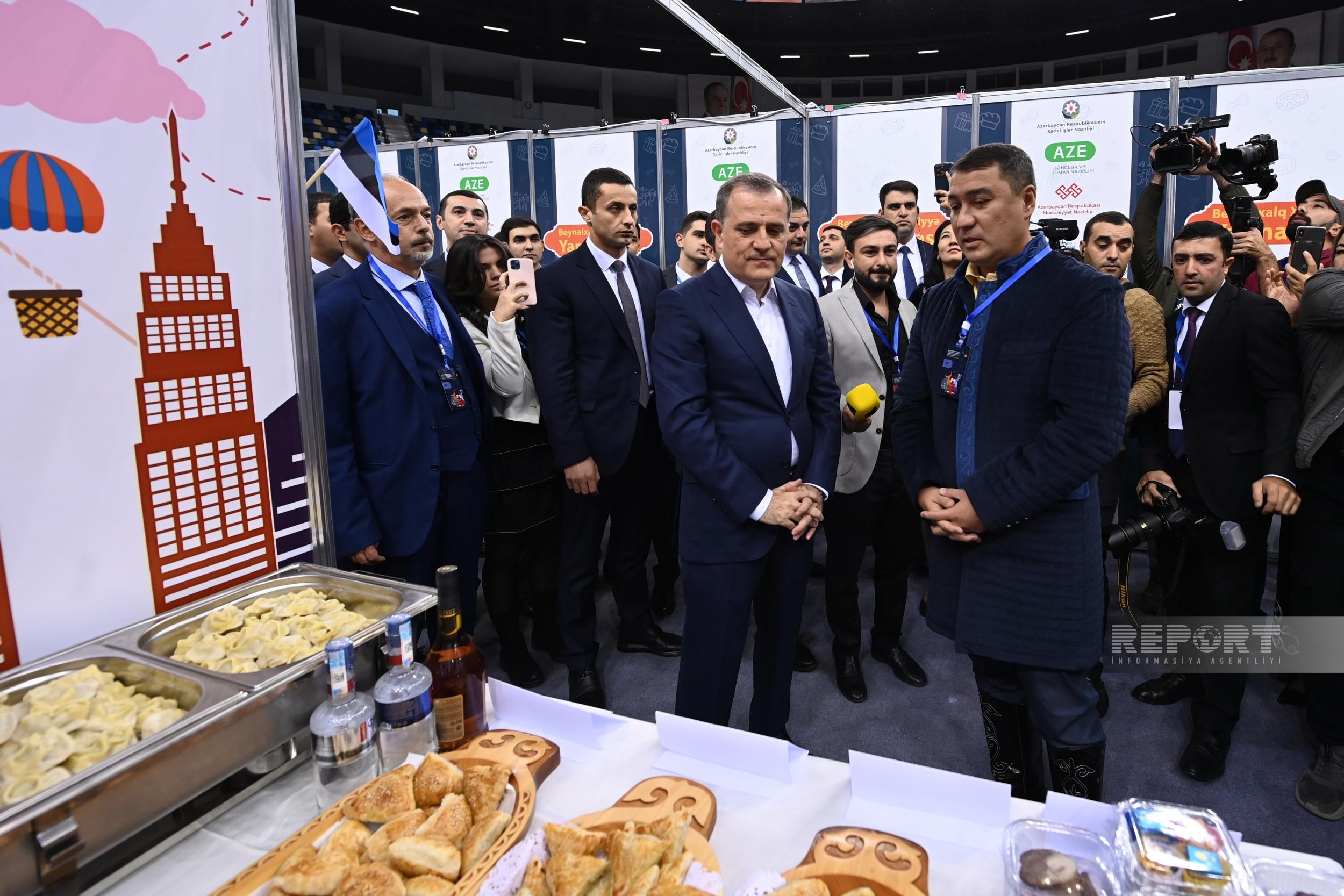 Bakıda Beynəlxalq Xeyriyyə Yarmarkası keçirildi - FOTOLAR