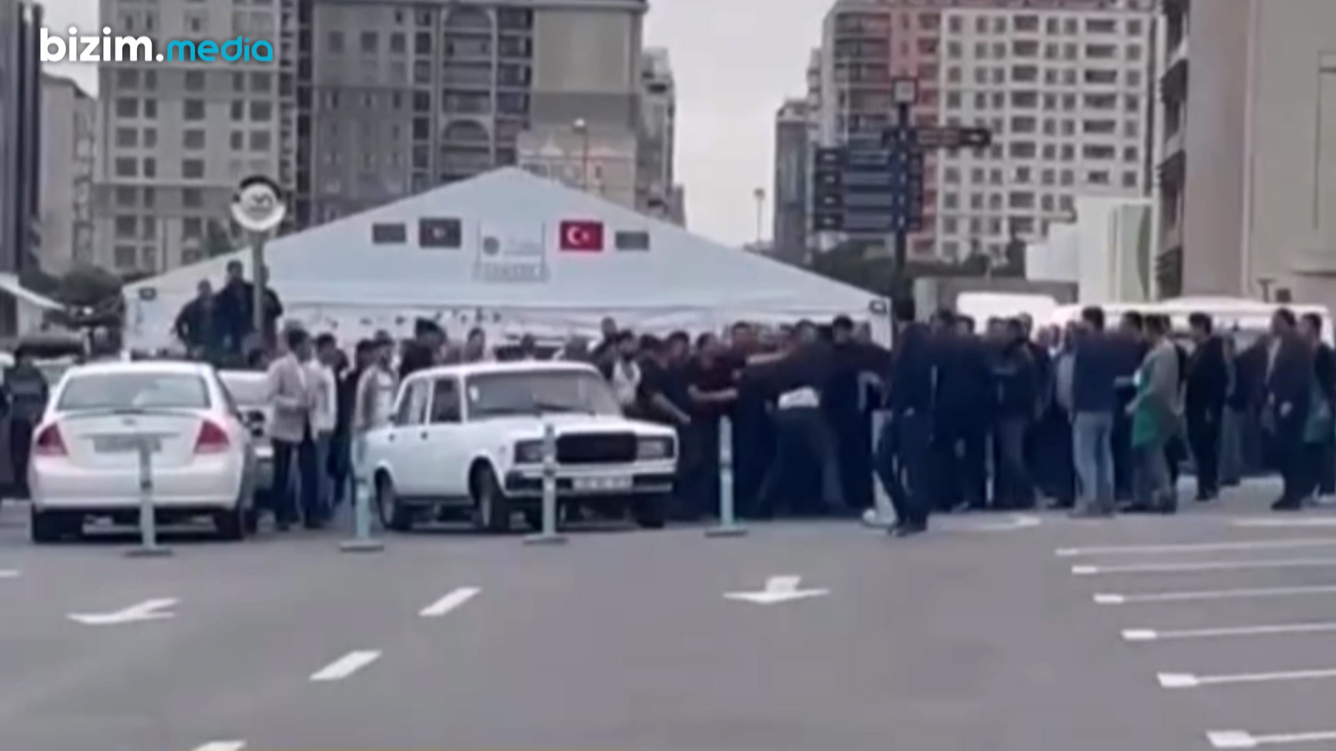 Bakıda yarmarkada kütləvi dava - VİDEO
