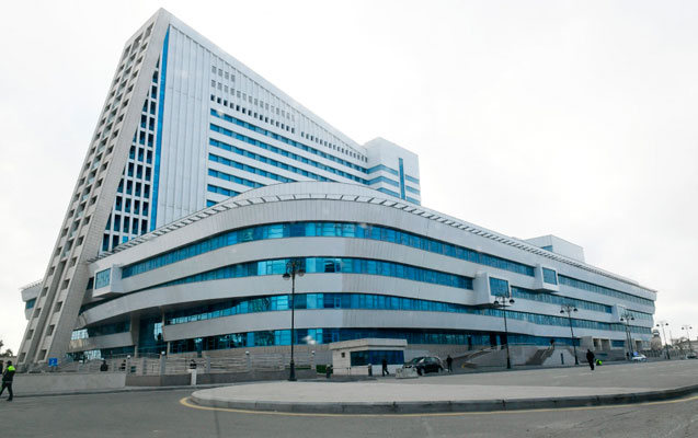 Qəzaya düşən xanım prokuror Yeni Klinikaya köçürüldü - FOTO 1 yeni klinika
