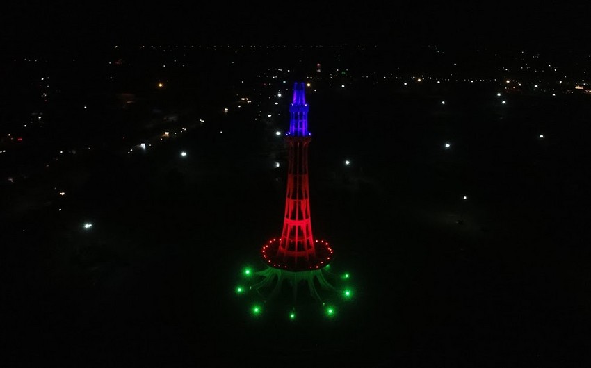 Pakistanın məşhur abidəsi Azərbaycan bayrağı ilə işıqlandırıldı - FOTOLAR
