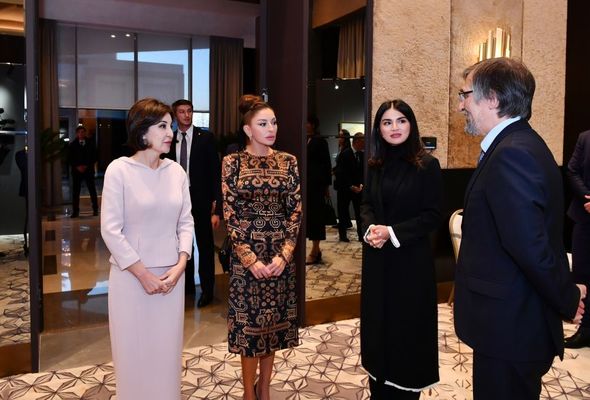 Mehriban Əliyeva “Özbəkistanın rəngləri” adlı sərgi ilə tanış oldu - FOTO 13