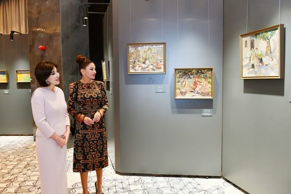 Mehriban Əliyeva “Özbəkistanın rəngləri” adlı sərgi ilə tanış oldu - FOTO 8