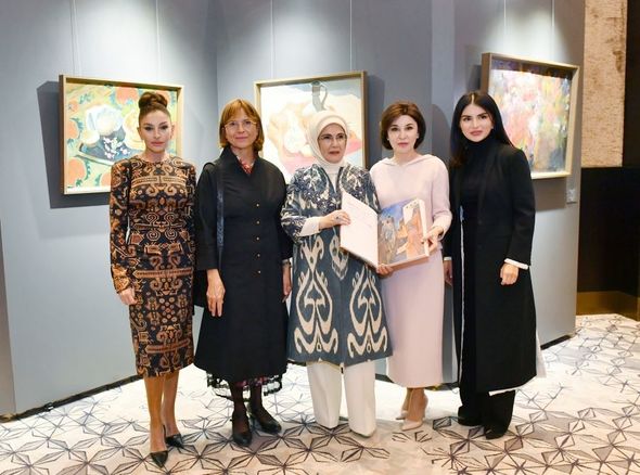Mehriban Əliyeva “Özbəkistanın rəngləri” adlı sərgi ilə tanış oldu - FOTO 11