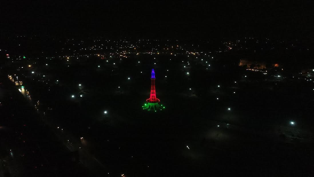 Pakistanın məşhur abidəsi Azərbaycan bayrağı ilə işıqlandırıldı - FOTOLAR