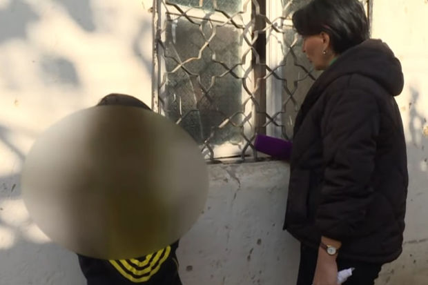Narkoman ana dörd körpəsini evdə qoyaraq qaçdı - VİDEO 1 FotoJet 2022 11 18T213102.153