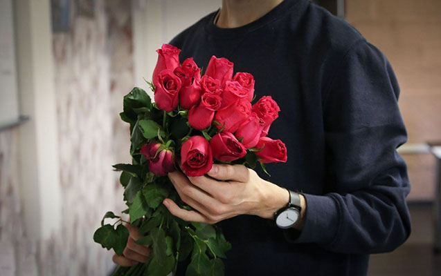 “Tarqovı”da uşaqlara gül satdıran şəxs tutuldu 1 “Tarqovı”da uşaqlara gül satdıran şəxs tutuldu