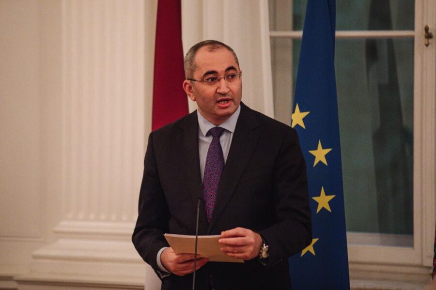 İlham Əliyev Latviyanın sabiq prezidentini fəxri diplomla təltif etdi