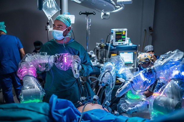 Robot ilk dəfə xərçəng əməliyyatı etdi - FOTO