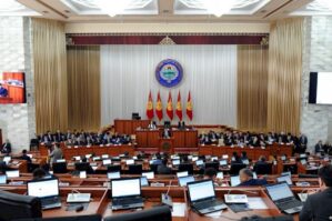 Ana dilində danışa bilməyən naziri spiker belə biabır elədi - VİDEO