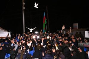 Laçın yolundakı aksiya iştirakçıları havaya 44 göyərçin buraxdı - VİDEO