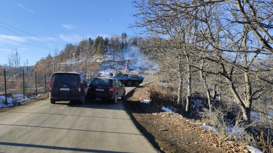 Azərbaycanlılar Xankəndiyə gedən yolu belə bağladılar - FOTOLAR 4 Azərbaycanlılar Xankəndiyə gedən yolu belə bağladılar - FOTOLAR