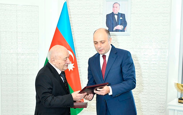 Anar Kərimov Ömər Eldarovu təltif etdi - FOTO