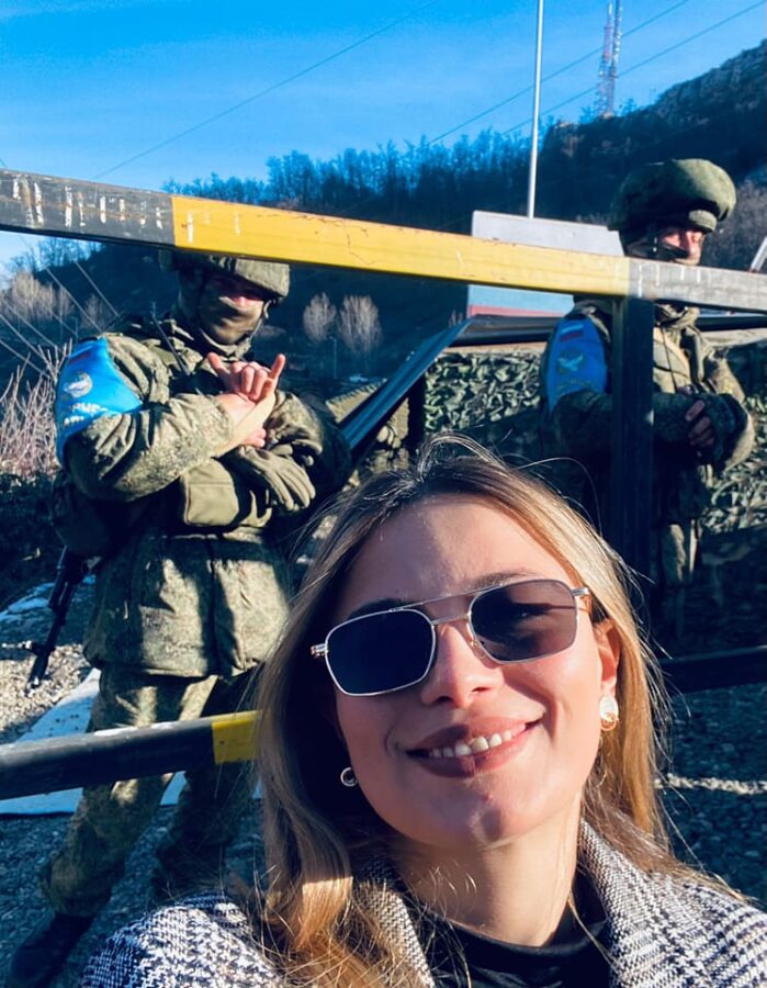 Sülhməramlının aksiyaçı qızla bu görüntüsü ŞOK ETDİ – FOTO