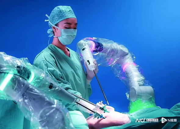 Robot ilk dəfə xərçəng əməliyyatı etdi - FOTO