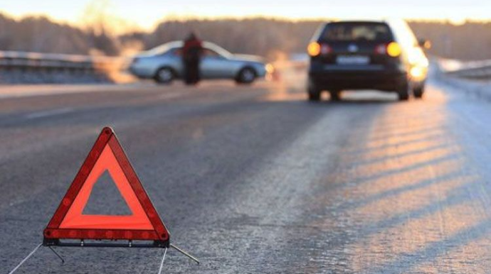 Hacıqabulda avtomobil arabaya çırpılıb, yaralananlar var