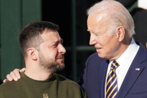 Zelenski Baydenə "HIMARS" taqımı komandirinin medalını təqdim etdi - VİDEO