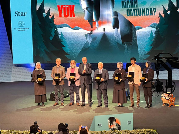 Ərdoğan azərbaycanlı yazıçını mükafatlandırdı - FOTO