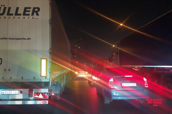 Bakıda minik və yük avtomobilləri toqquşdu, tıxac yarandı - FOTO