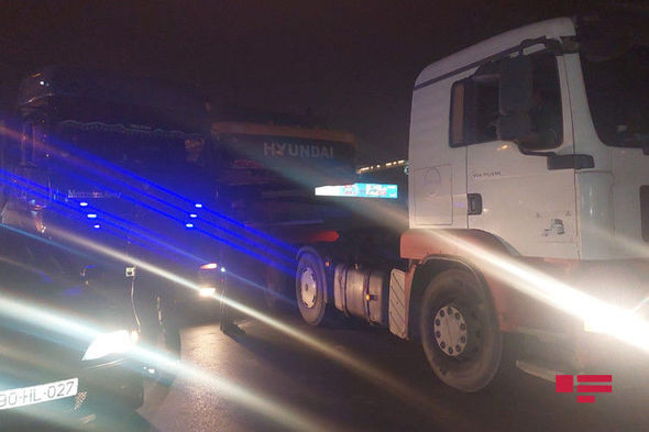 Bakıda minik və yük avtomobilləri toqquşdu, tıxac yarandı - FOTO