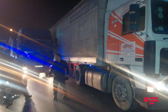 Bakıda minik və yük avtomobilləri toqquşdu, tıxac yarandı - FOTO