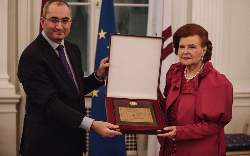 İlham Əliyev Latviyanın sabiq prezidentini fəxri diplomla təltif etdi