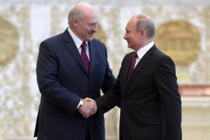 Lukaşenko Putini hava limanında belə qarşıladı - VİDEO