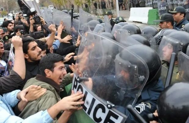 Molla rejiminin əxlaq polisi oyunu: Ləğv edilməyəcək, formasını dəyişəcək – Şərh