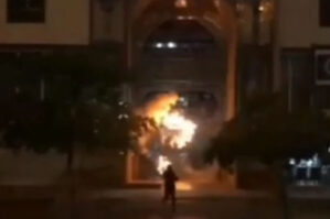 İranda etirazçılar Xomeyni adına dini-elmi mədrəsəyə od vurdular - VİDEO