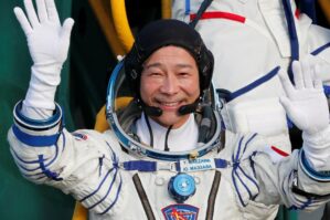 Milyarder Aya bu məşhurlarla uçacaq