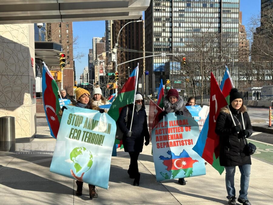 Azərbaycanlılar BMT-nin binası qarşısında aksiya keçiriblər