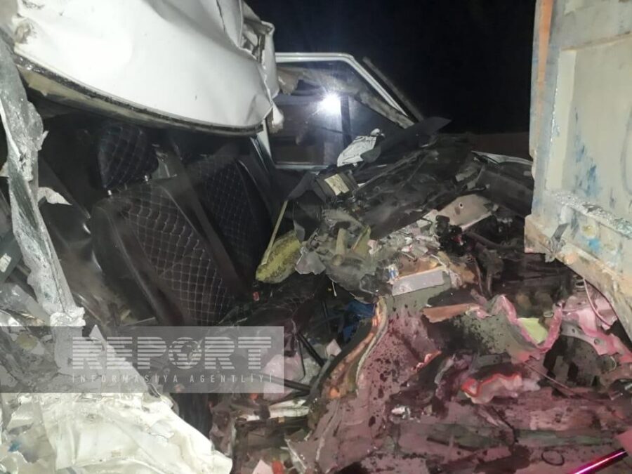 Kürdəmirdə “Ford” “KamAZ”a çırpılıb, ölən və yaralanan var - FOTO